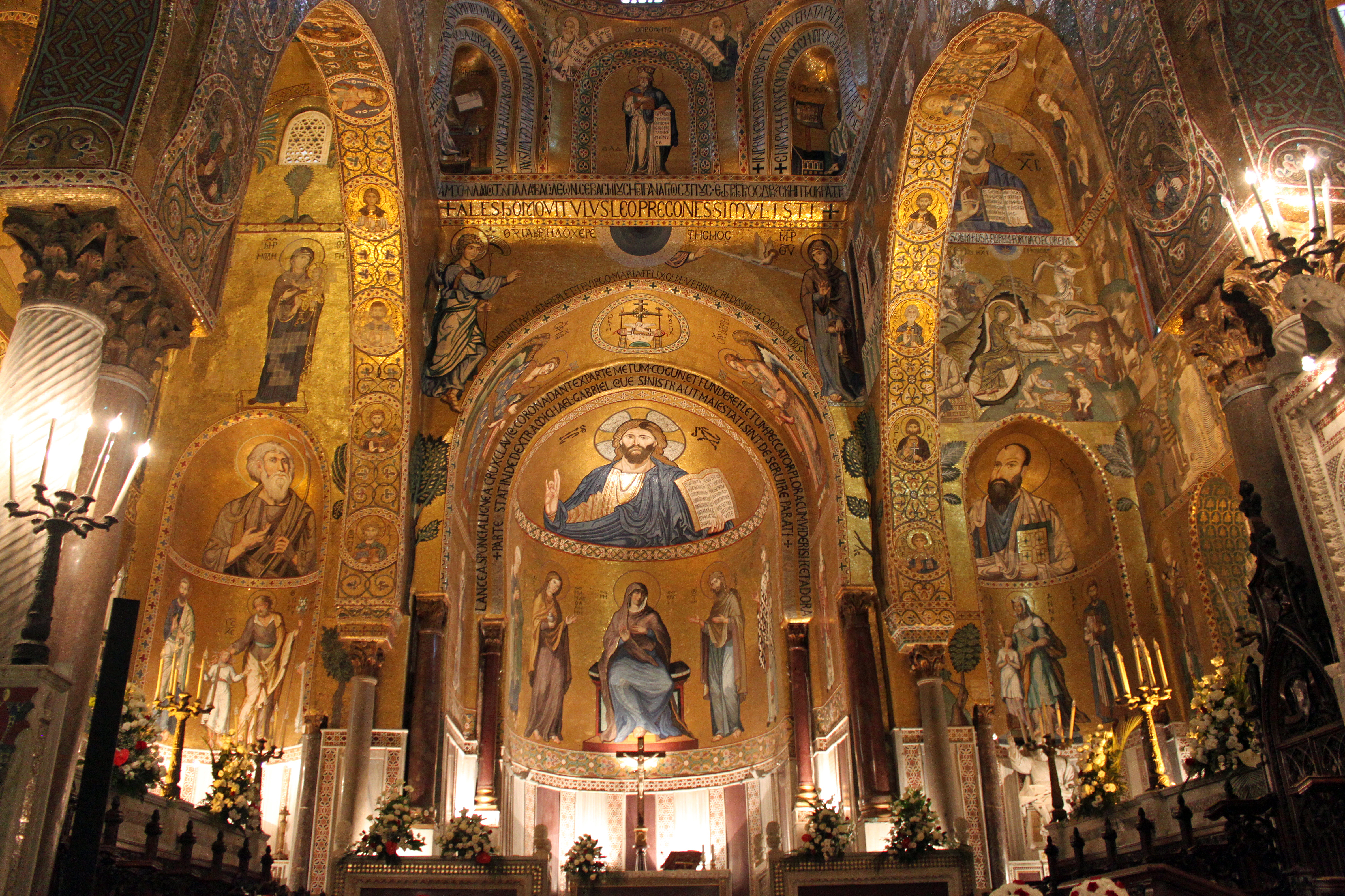 Liilia Moroz, CC BY-SA 4.0 <https://creativecommons.org/licenses/by-sa/4.0>, via Wikimedia Commons abside_cupola_interno